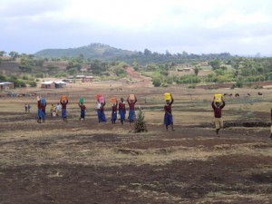 KILIMA TEMBO : corvée d'eau avant la construction du réservoir 